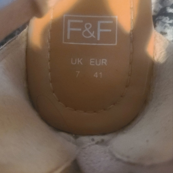 Sandals - Picture 3 of 4